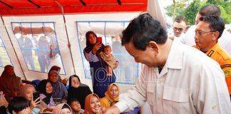 Prabowo Subianto saat mengunjungi korban bencana