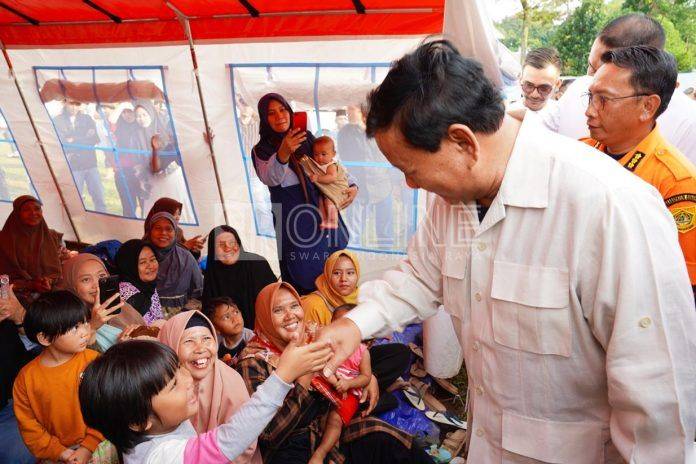 Prabowo Subianto saat mengunjungi korban bencana