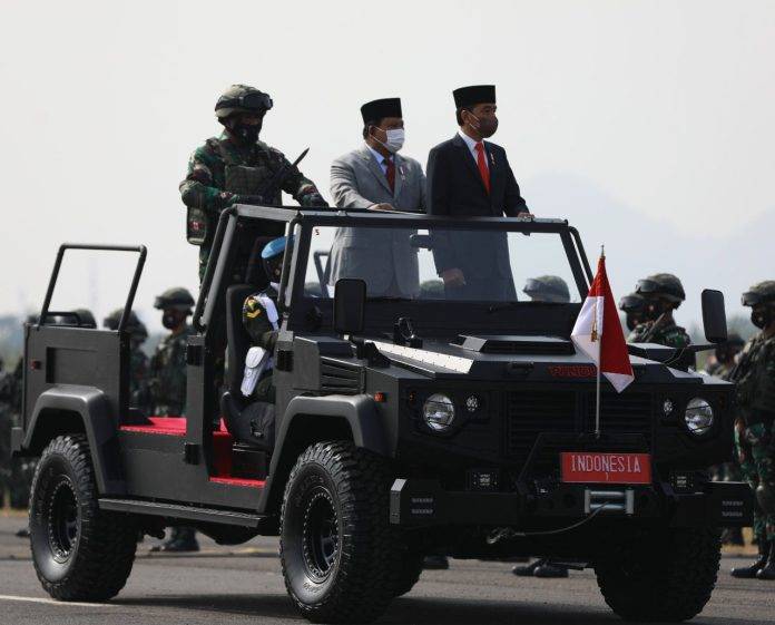 Presiden Jo ko Widodo dan Menhan Prabowo Subianto saat pelantikan Komcad 2022