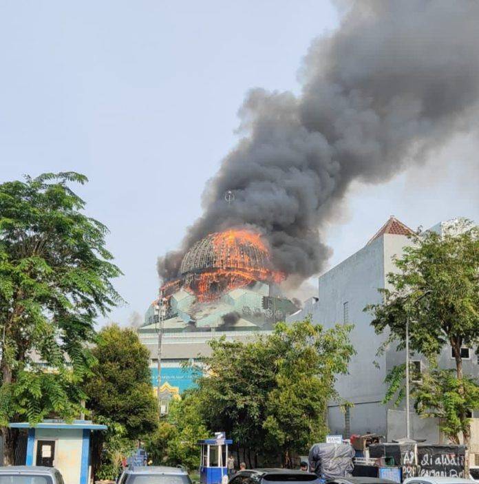 Kebakaran kubah Mesjid Islamic Center Jakut. (Foto: Nitizen)