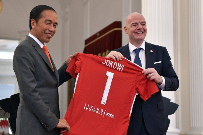 Presiden FIFA Gianni Infantino memberikan kaos bertuliskan nama “Jokowi” kepada Presiden RI, usai pernyataan pers bersama di Istana Merdeka, Jakarta, Selasa (18/10). (Foto: Humas Setkab/Rahmat)