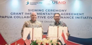 Jeffery P. Cohen, Direktur USAID Indonesia (kiri), dan Dr. Ir. Taufik Hanafi, MUP, Sekretaris Kementerian PPN/Sekretaris Utama Bappenas (kanan), menandatangani Grant Implementation Agreement Papua Collaborative Governance Initiative (State Dept. / USAID). (Foto: Kedubes AS)
