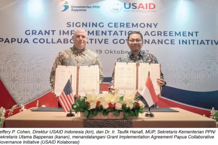 Jeffery P. Cohen, Direktur USAID Indonesia (kiri), dan Dr. Ir. Taufik Hanafi, MUP, Sekretaris Kementerian PPN/Sekretaris Utama Bappenas (kanan), menandatangani Grant Implementation Agreement Papua Collaborative Governance Initiative (State Dept. / USAID). (Foto: Kedubes AS)