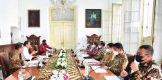 Jokowi confers national hero titles to five figures